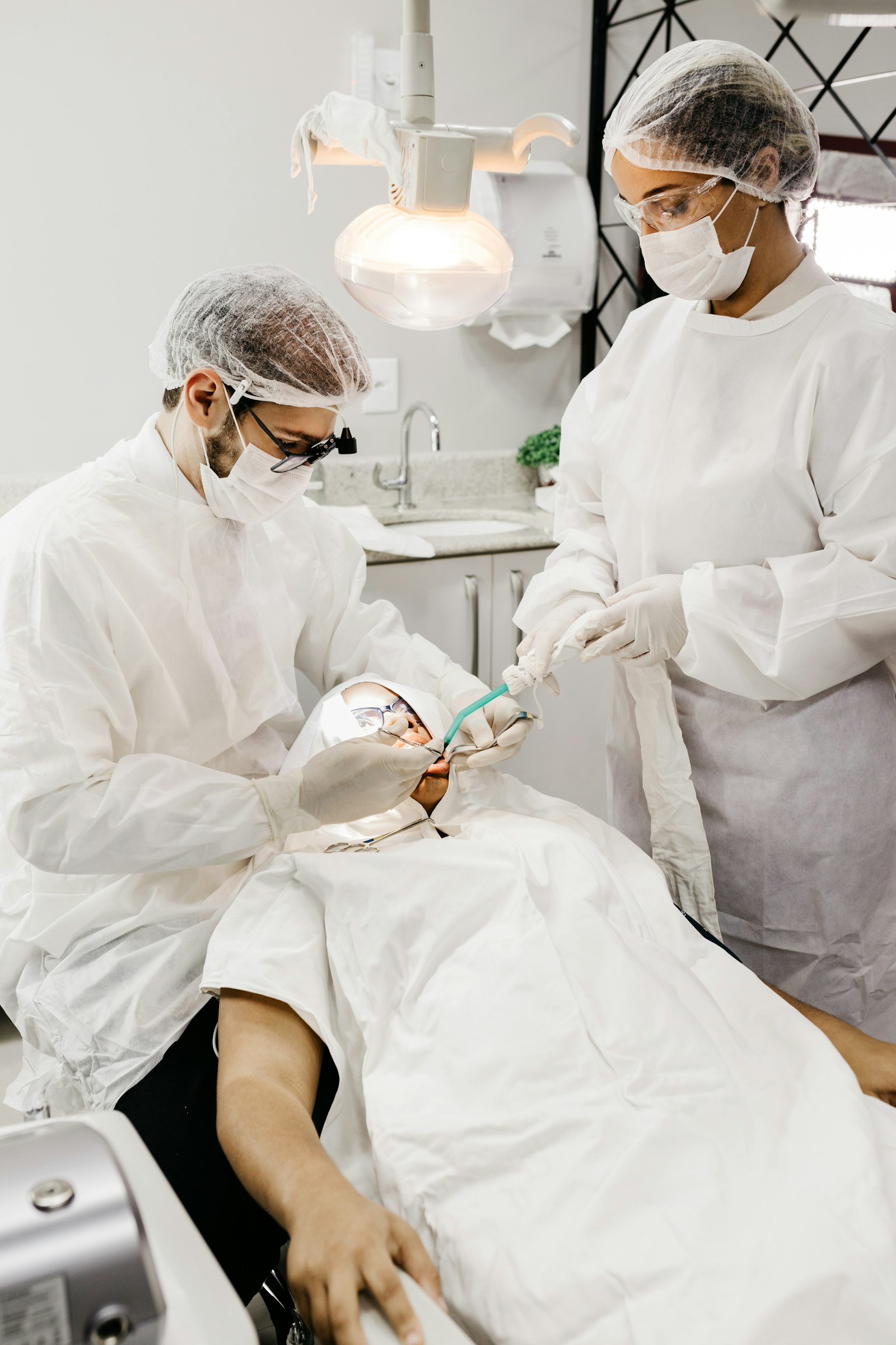 Equipe cirurgica paramentada em centro cirurgico odontologico