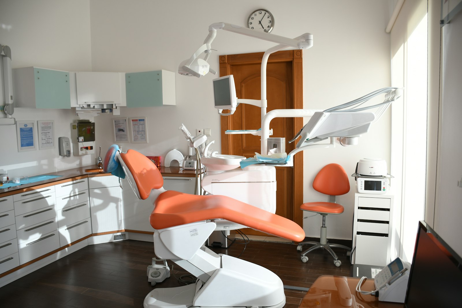Sala de atendimento odontologico privativa com equipamento moderno