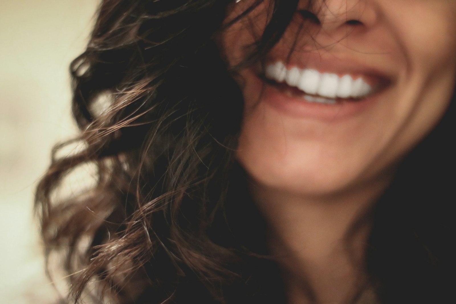Paciente sorrindo naturalmente apos tratamento odontologico estetico
