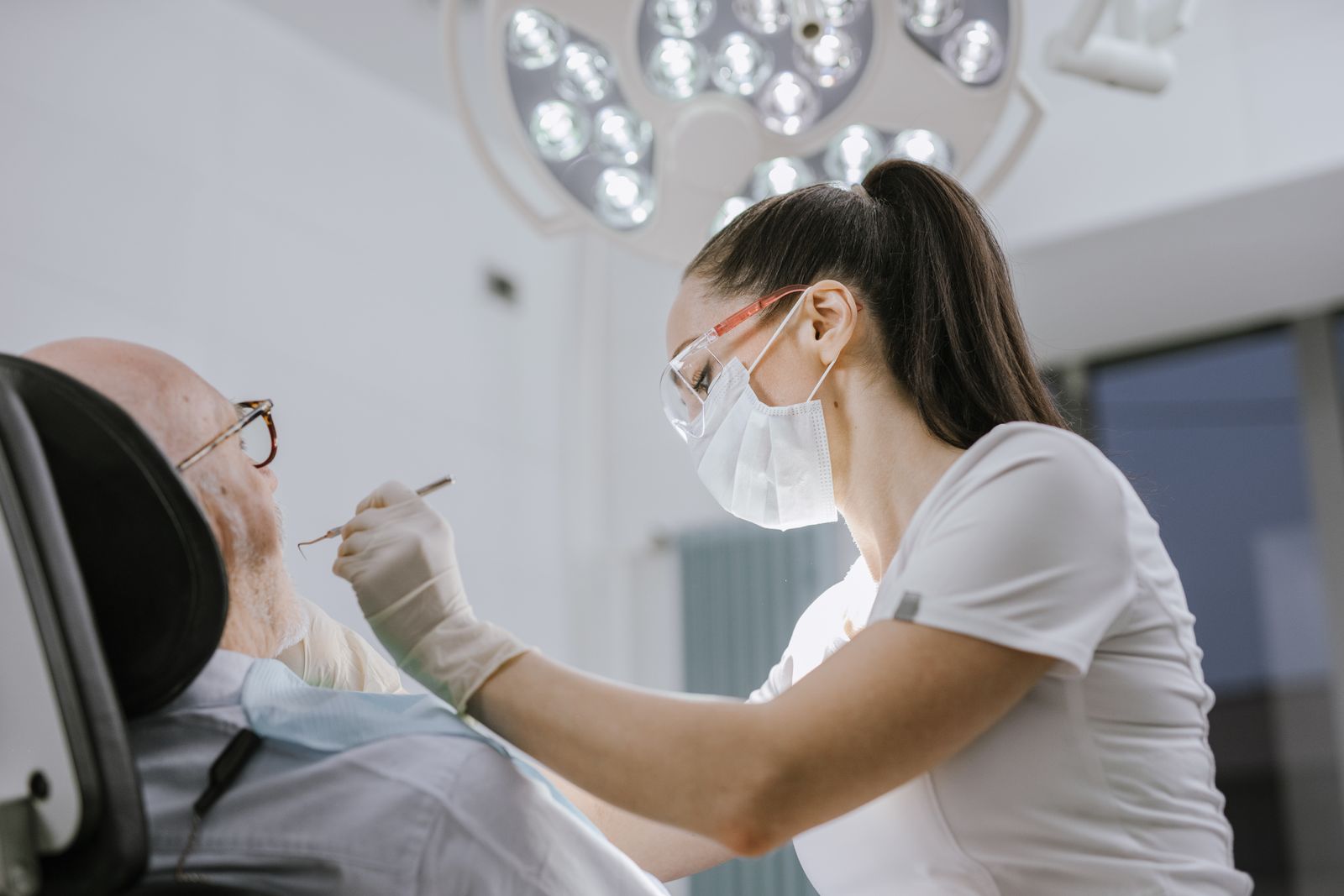 Recepcao ampla e iluminada da clinica odontologica