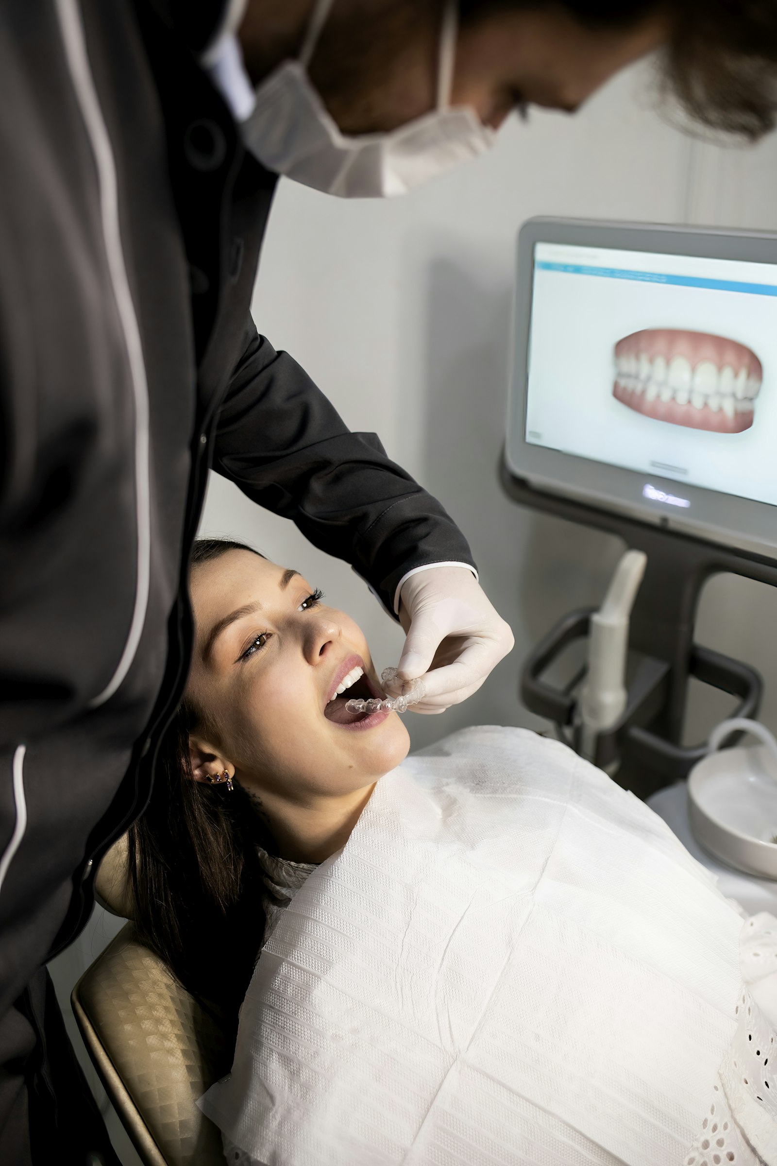 Profissional utilizando scanner intraoral 3D em paciente